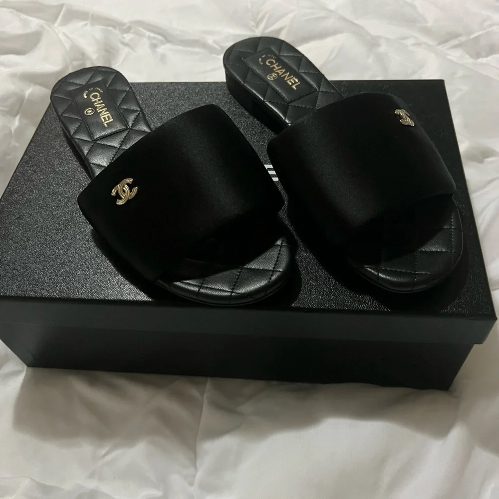 Chanel 22P Black Satin Classic CC logo Leather Mules - Size 38 - Picture 2 of 3